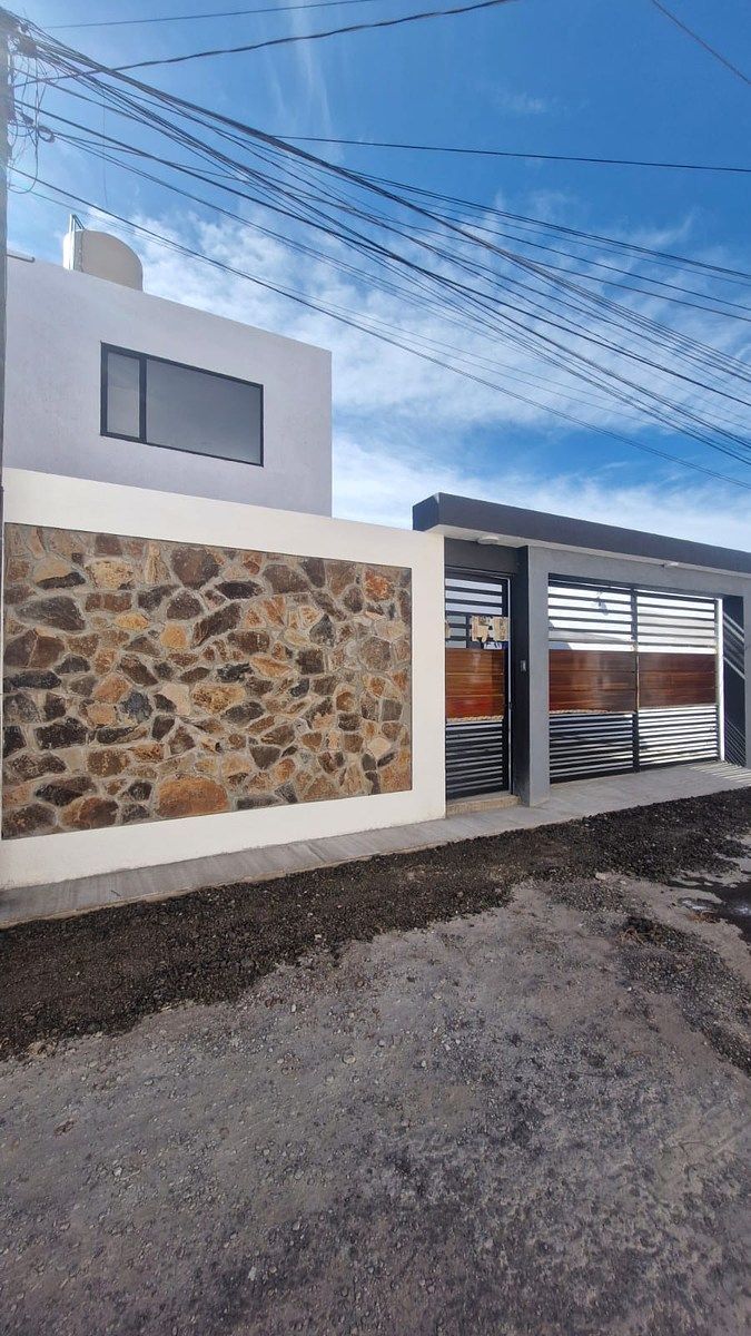 2 of 19: Dentro de privada Calle Buenavista