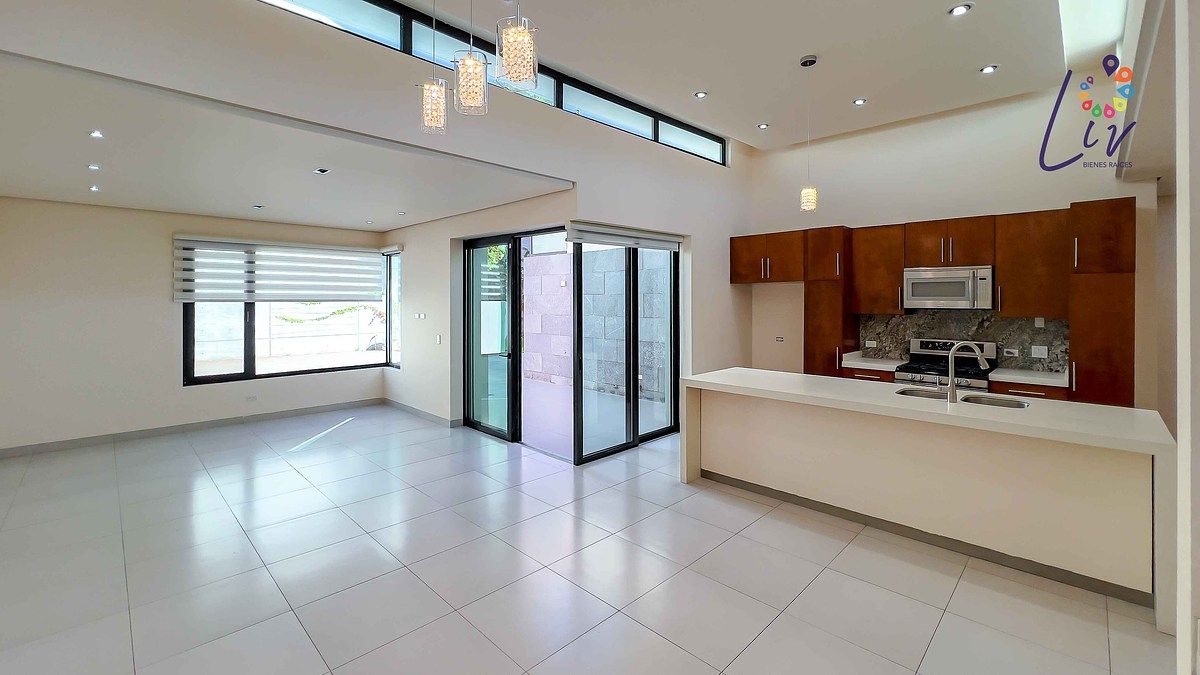 8 de 43: Área común: sala, comedor, cocina y barra