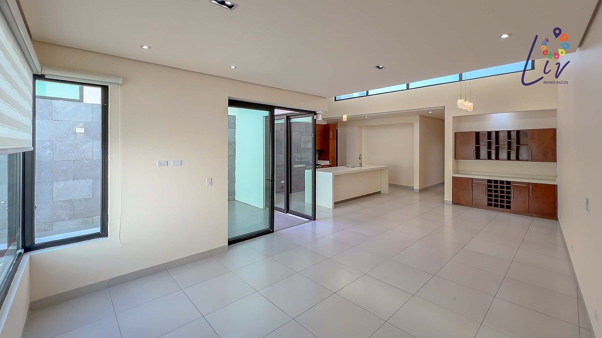 10 de 43: Área común con ventanales y persianas