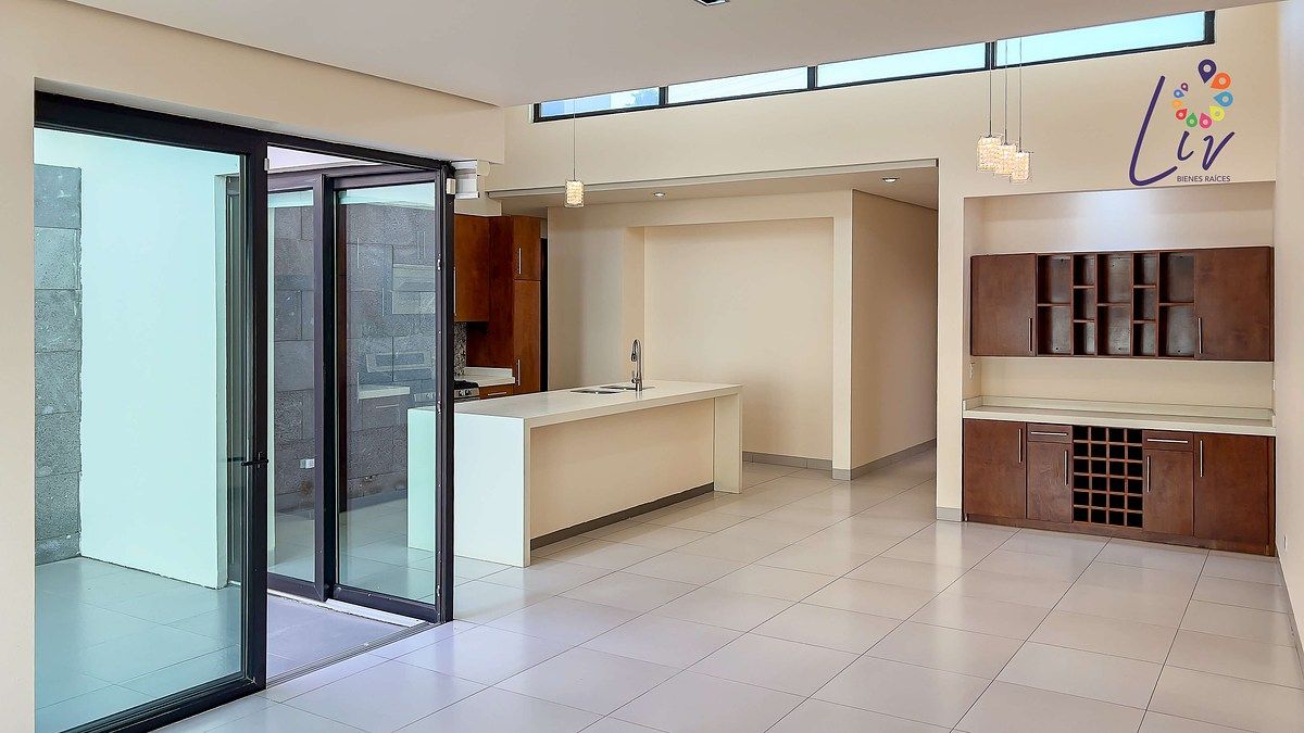 11 de 43: Sala, comedor y barra de bar