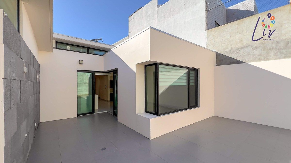 17 de 43: Salida de área común hacia el patio trasero