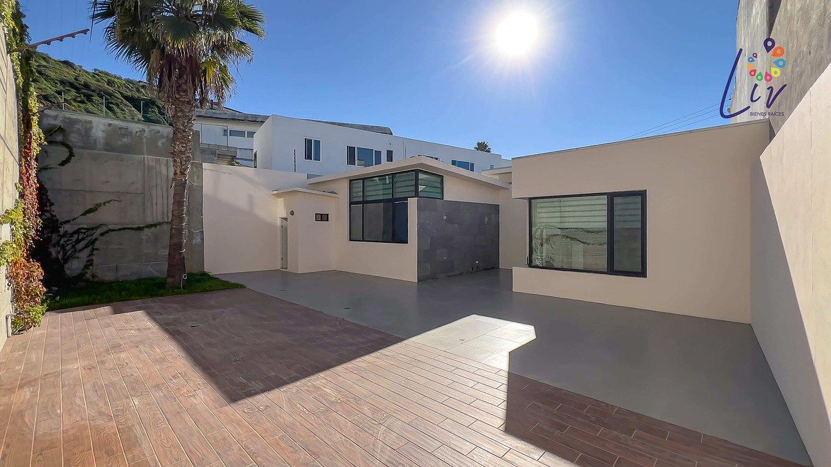 18 de 43: Patio trasero de 127 m2 con medio baño