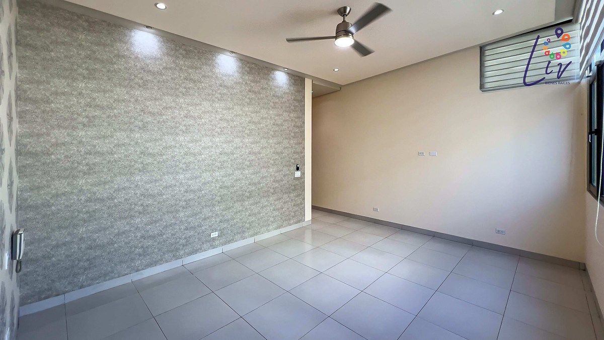 24 de 43: Recámara principal con techos altos, persianas y ventilador