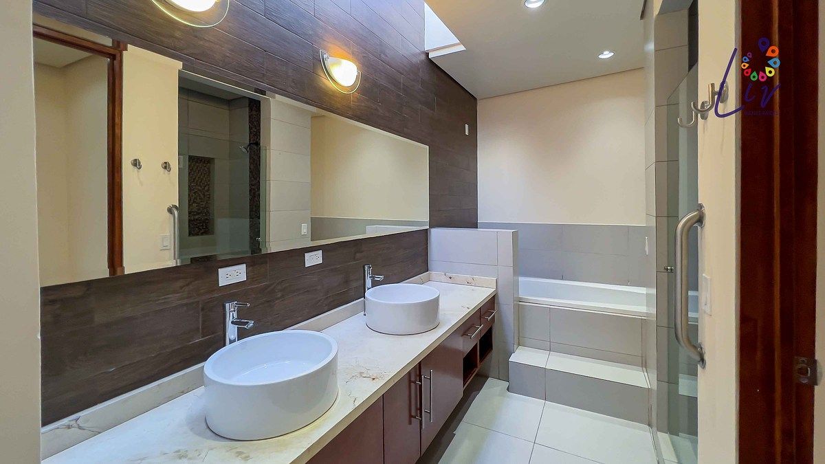 27 de 43: Amplio baño recámara principal con doble lavamanos y tina