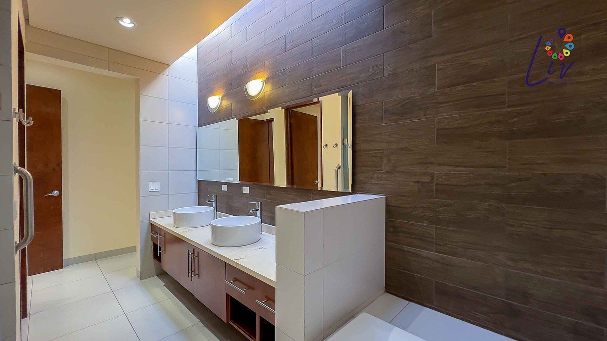 28 de 43: Baño recámara principal con tragaluz y cancel