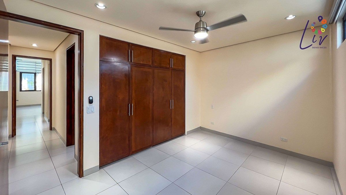 29 de 43: Recámara secundaria con closet empotrado