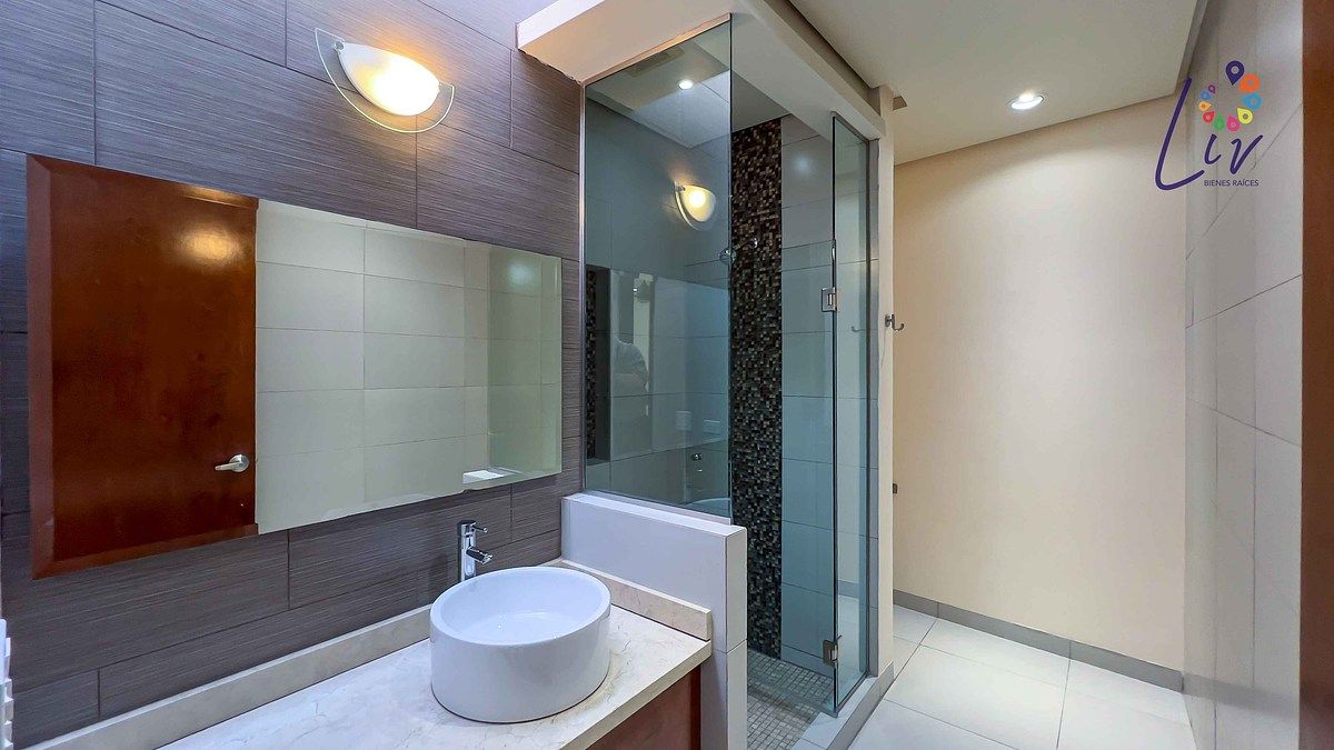 35 de 43: Amplio baño recámaras secundarias con tragaluz y cancel