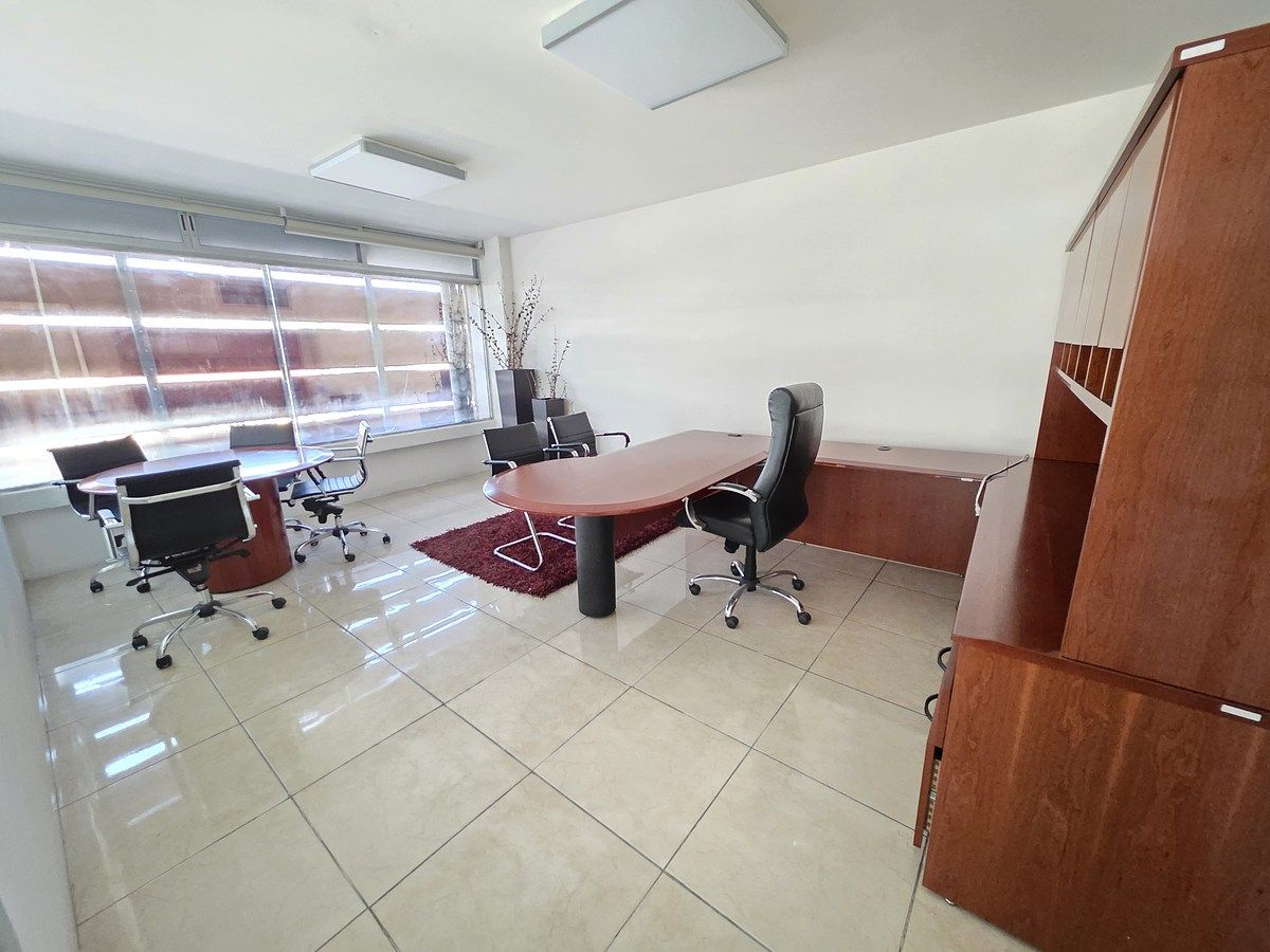 6 de 24: oficina grande amueblada