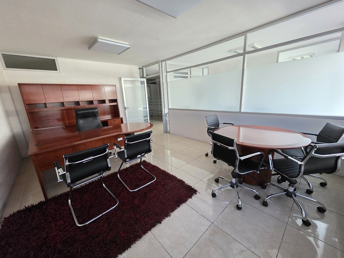 7 de 24: oficina grande amueblada