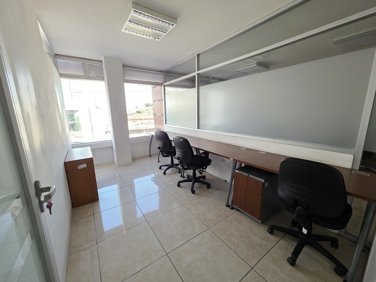 9 de 24: 1a. oficina mediana amueblada