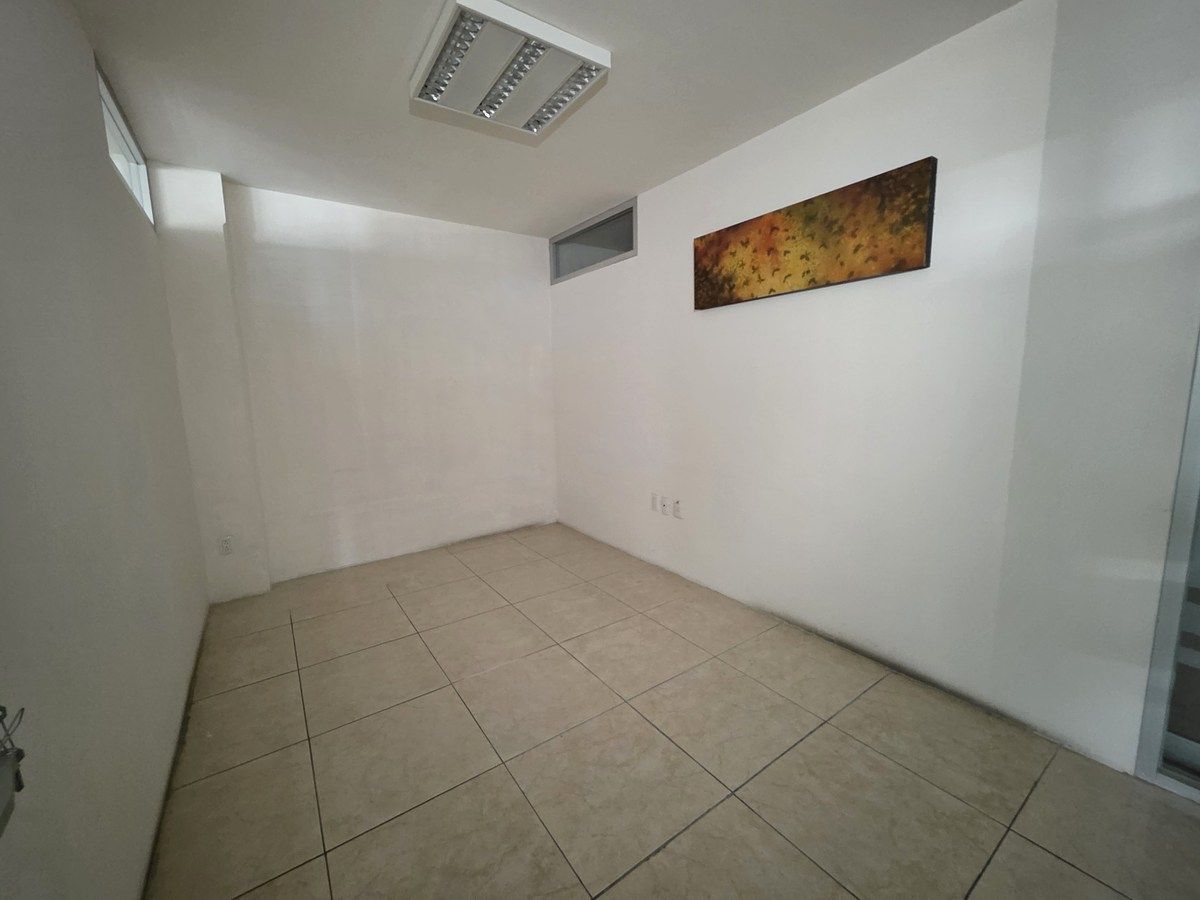 12 de 24: 2a. oficina pequeña sin muebles