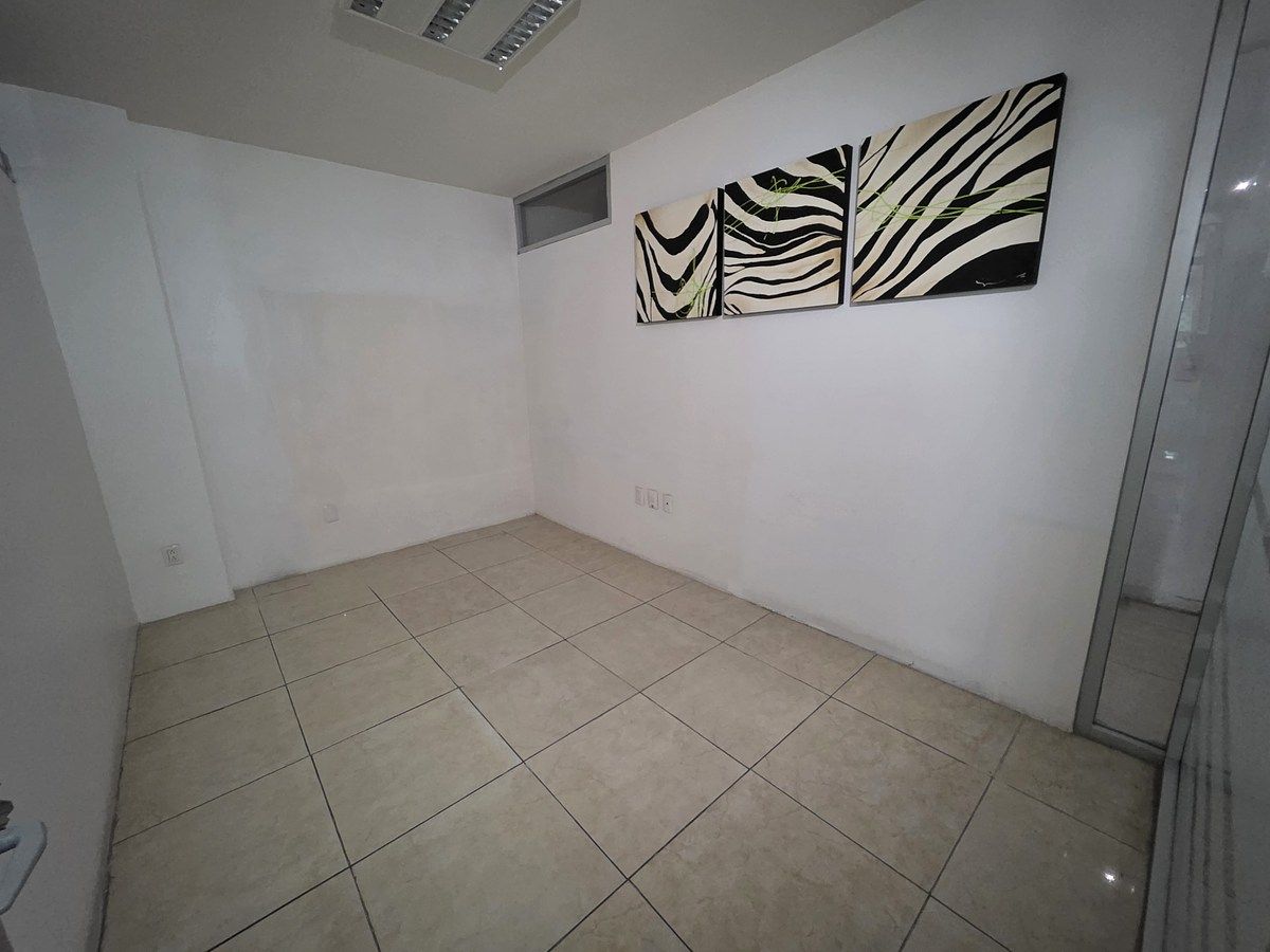 16 de 24: 3a.oficina pequeña sin muebles