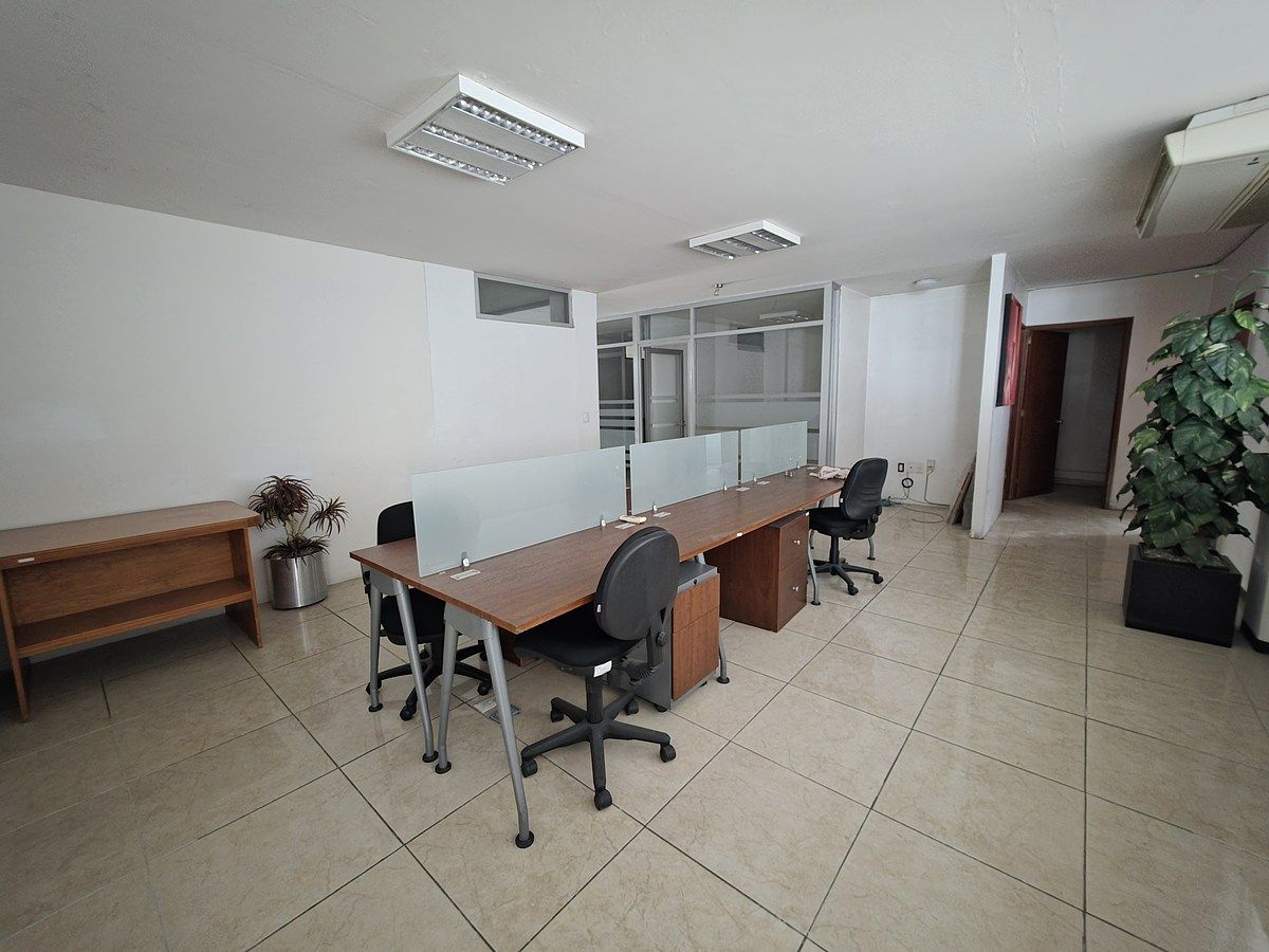 17 de 24: Centro de trabajo para 6 personas