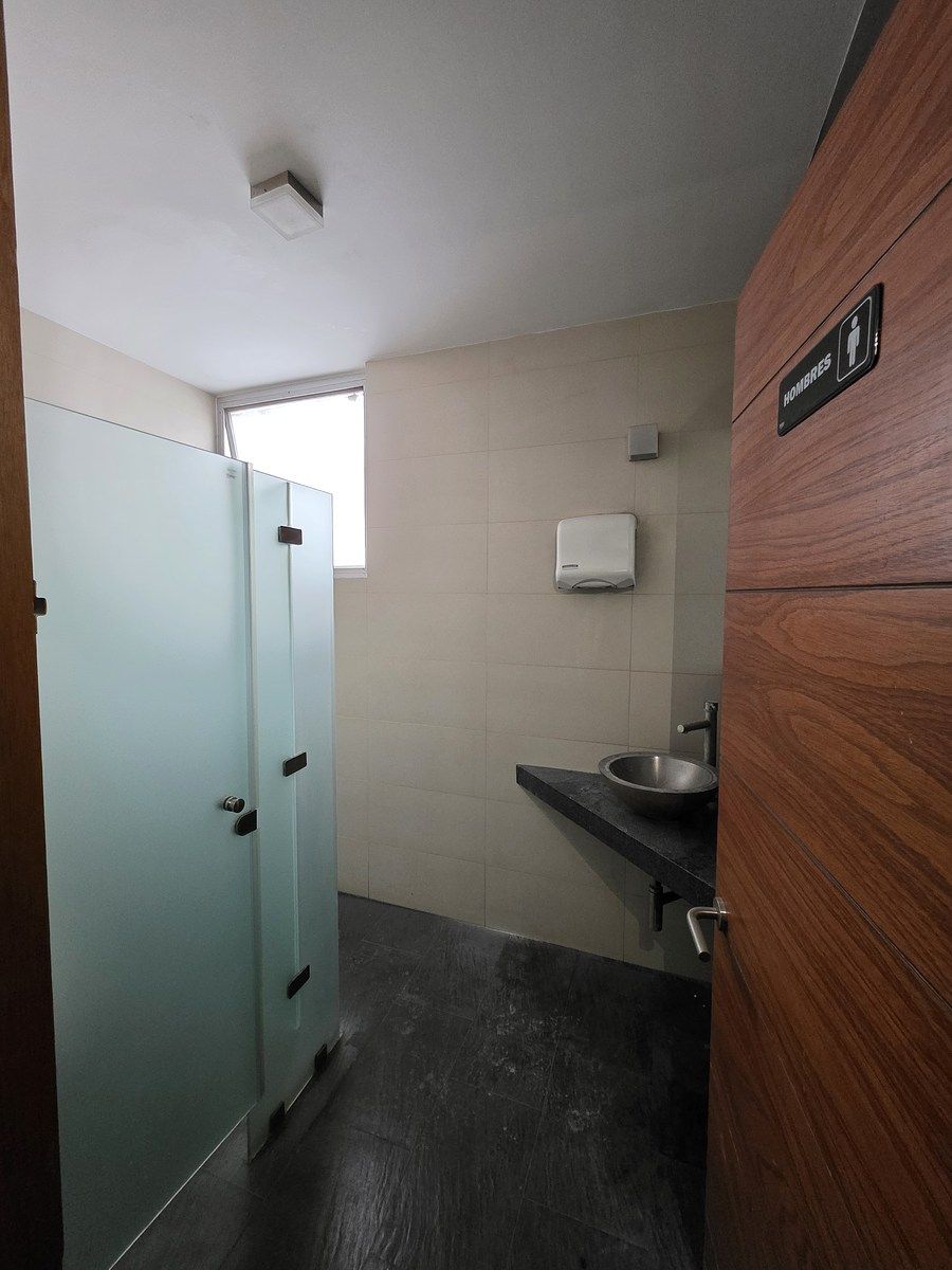 20 de 24: baño de hombres