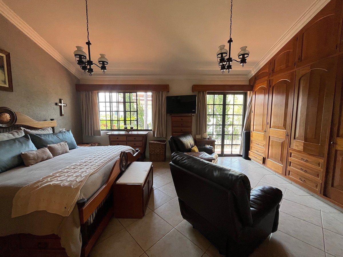 casa con muchos muebles de madera, foto 15 de 28