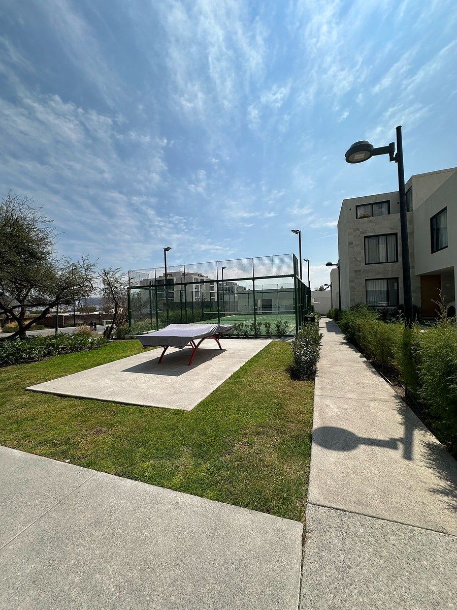 14 de 21: Cancha de pádel y mesa de ping pong