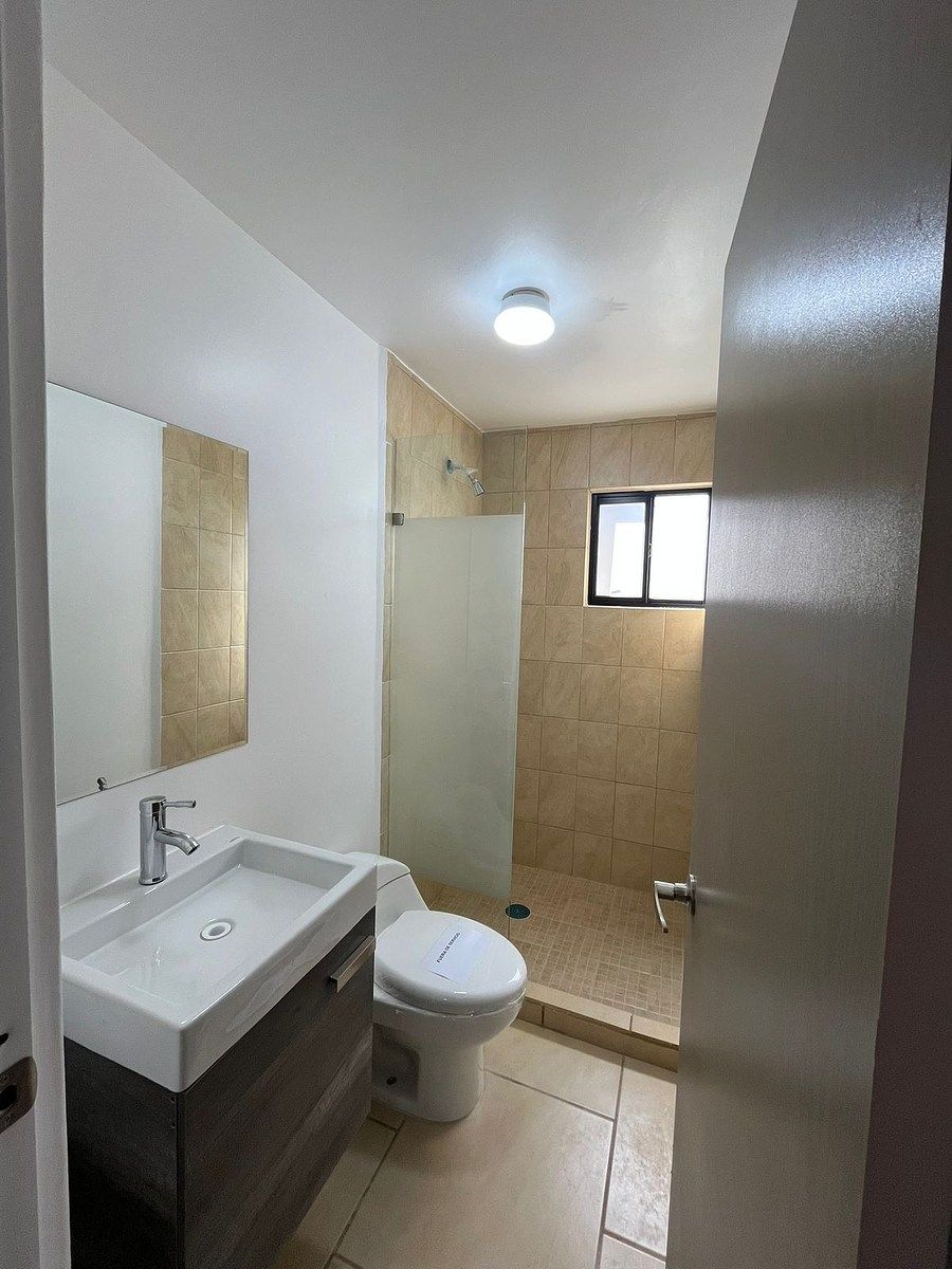 7 of 12: BAÑO COMPLETO PARA VISITAS Y HABITACION SECUNDARIA
