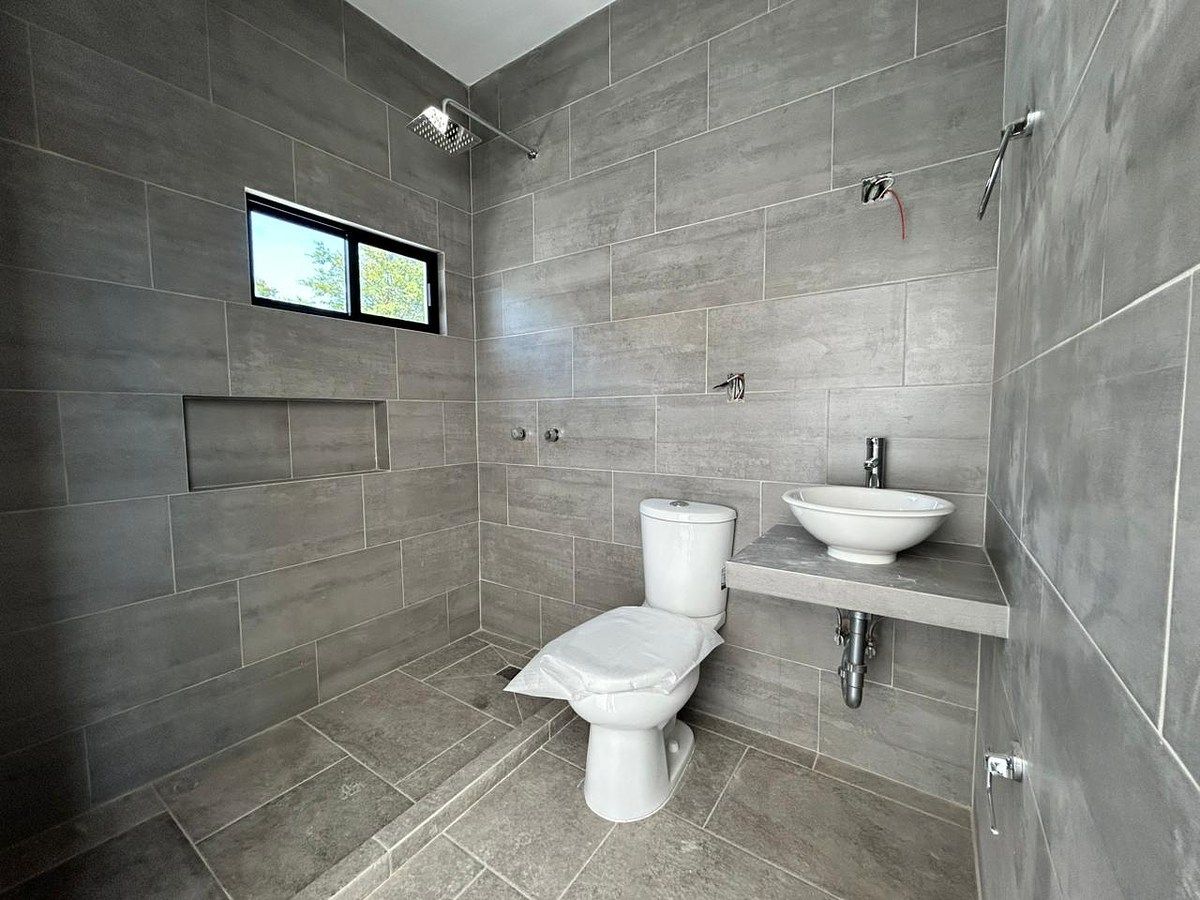 22 de 25: BAÑO COMPLETO (AREA DE ROOF)