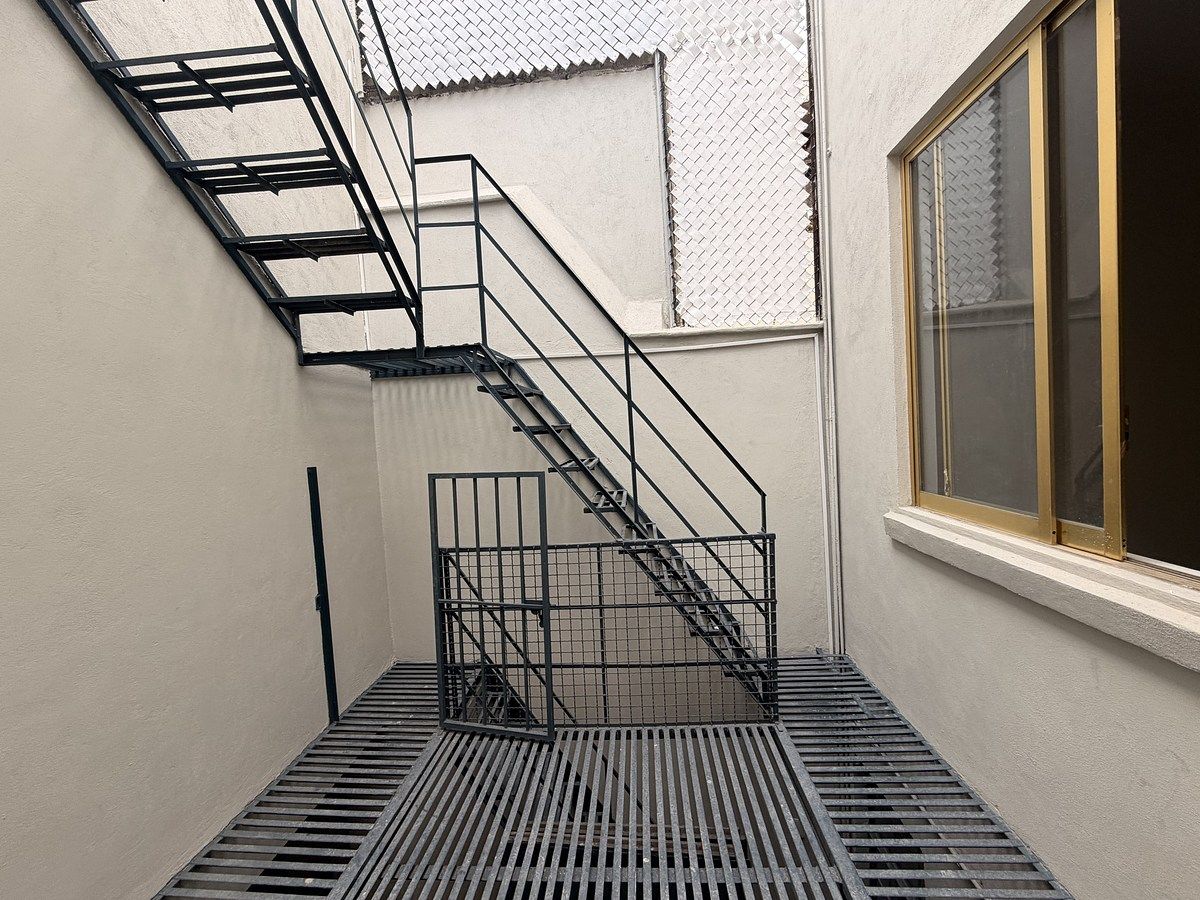 23 de 37: Patio piso 1 conexión a Roof Garden