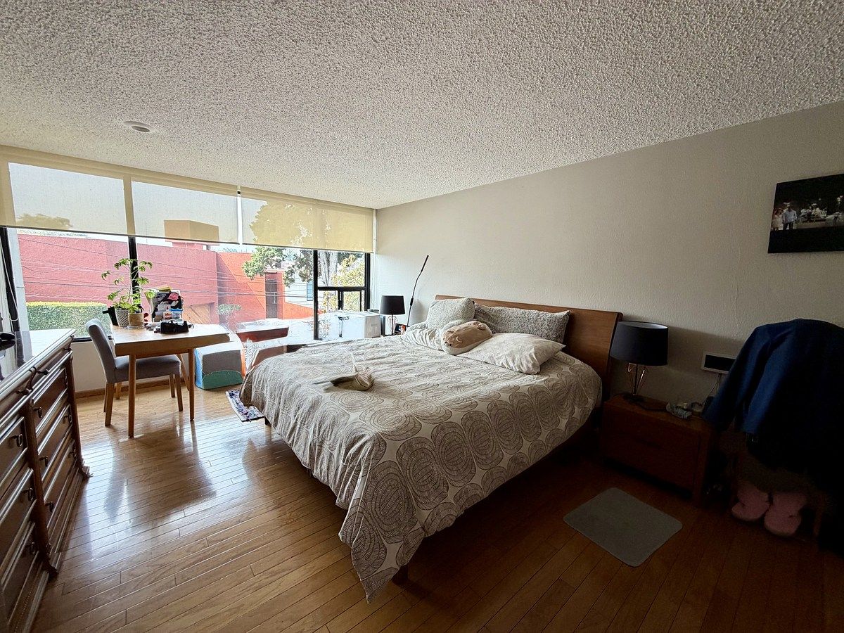 10 de 27: Recámara principal con vestidor y baño