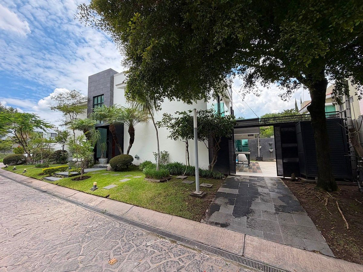 Casa en renta o venta en Valle Real, foto 1 de 24