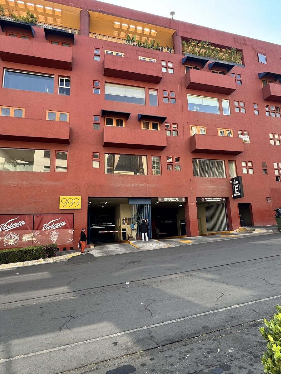 3 de 34: ENTRADA A ESTACIONAMIENTO