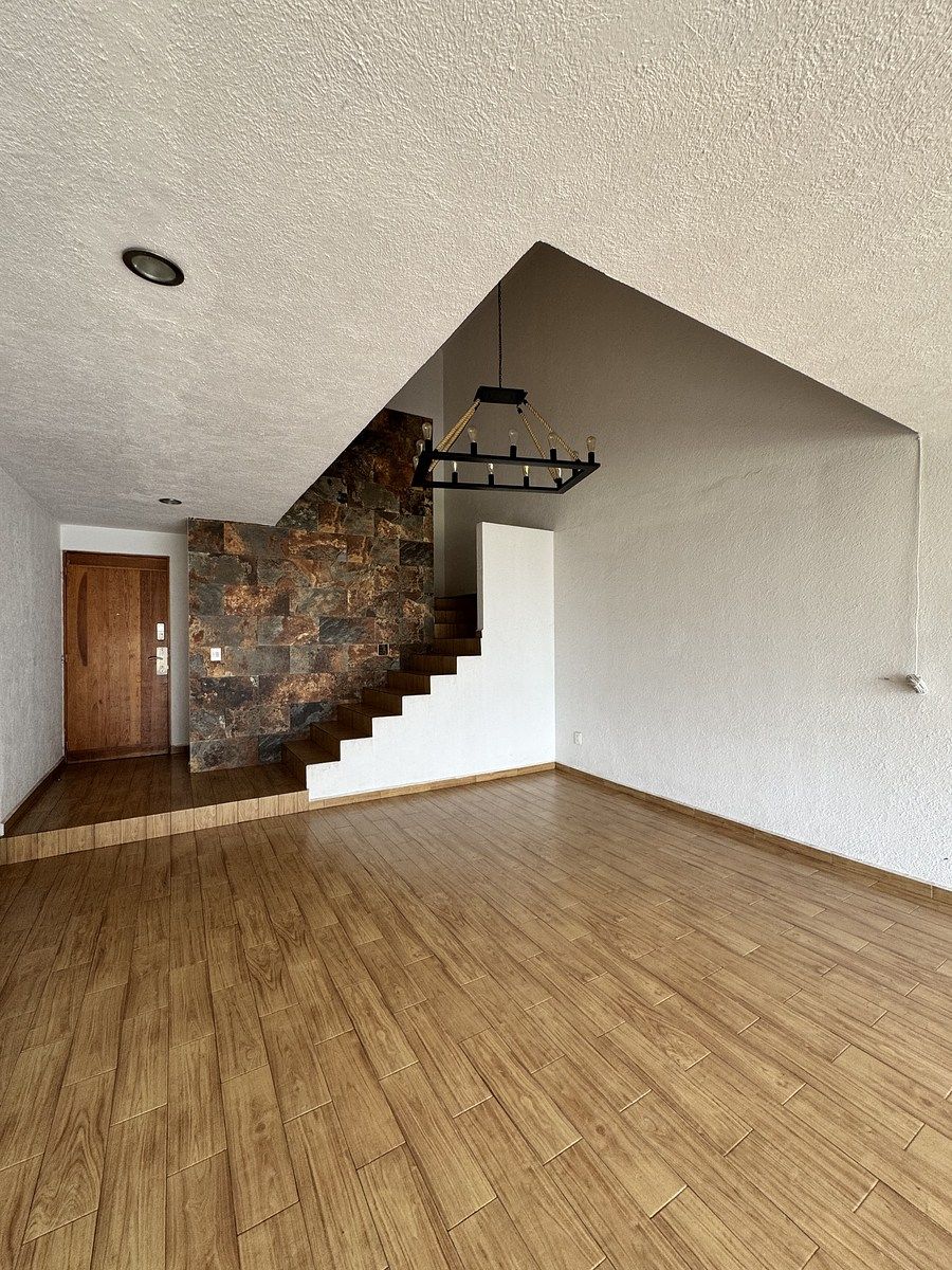 8 de 34: ESCALERAS A PLANTA ALTA