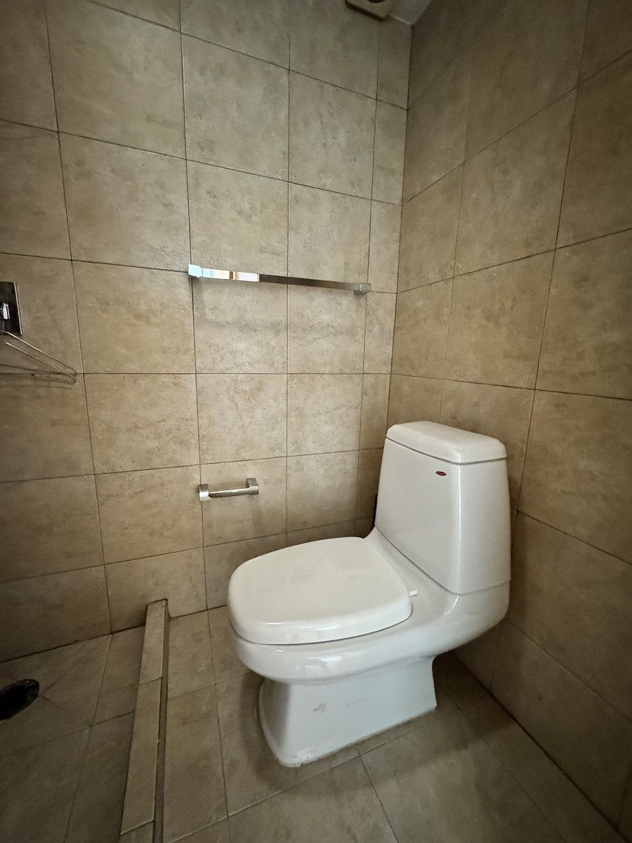 33 de 34: BAÑO CUARTO SERV
