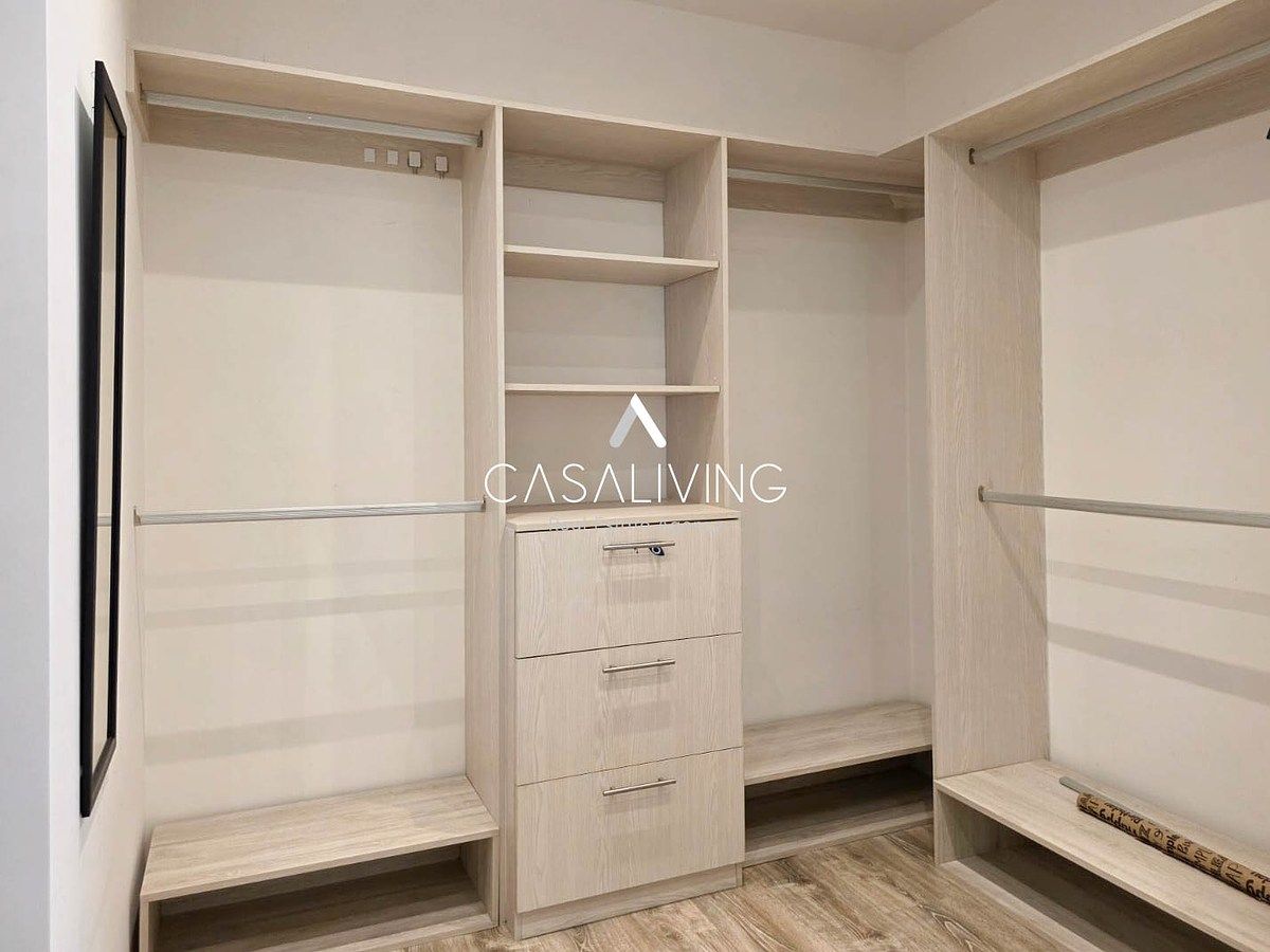 8 de 26: Vestidor de recámara principal