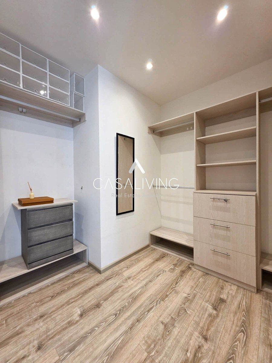 9 de 26: Vestidor de recámara principal