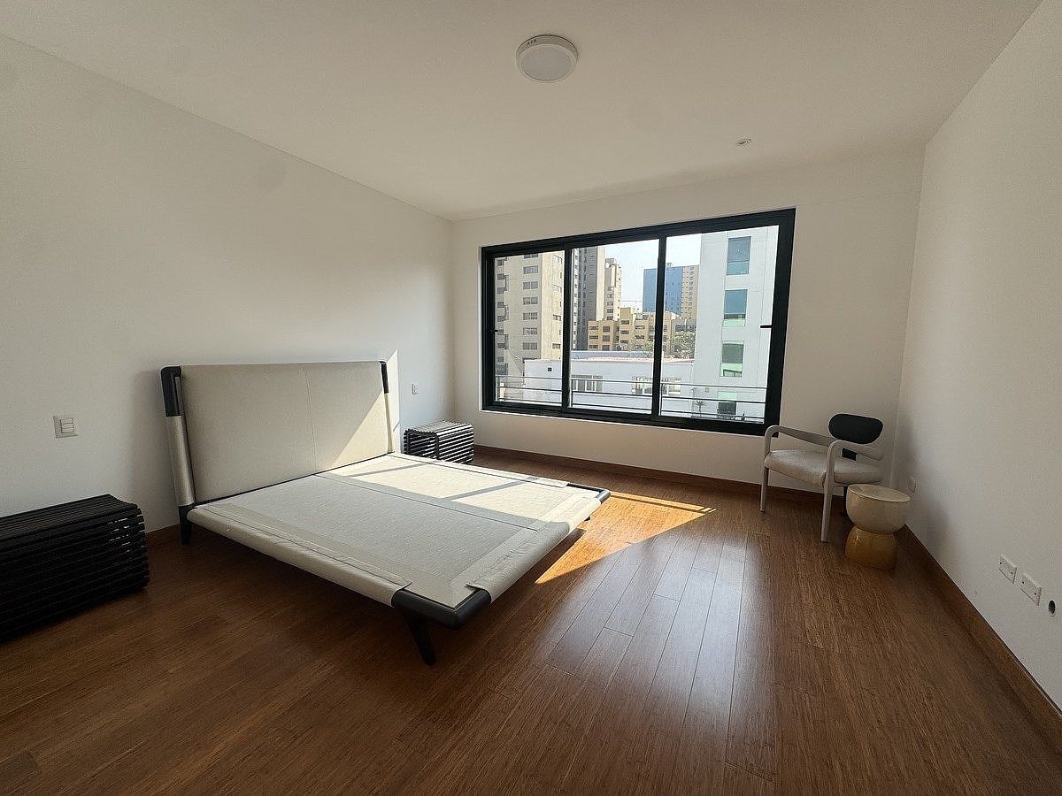 4 de 20: Dormitorio principal con walk in closet y baño.