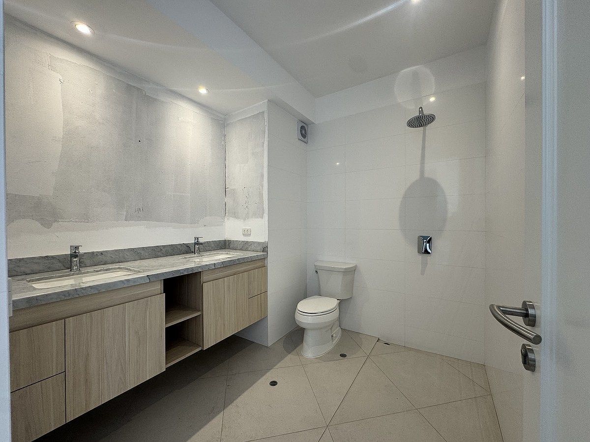 9 de 20: Baño principal con doble lavatorio.