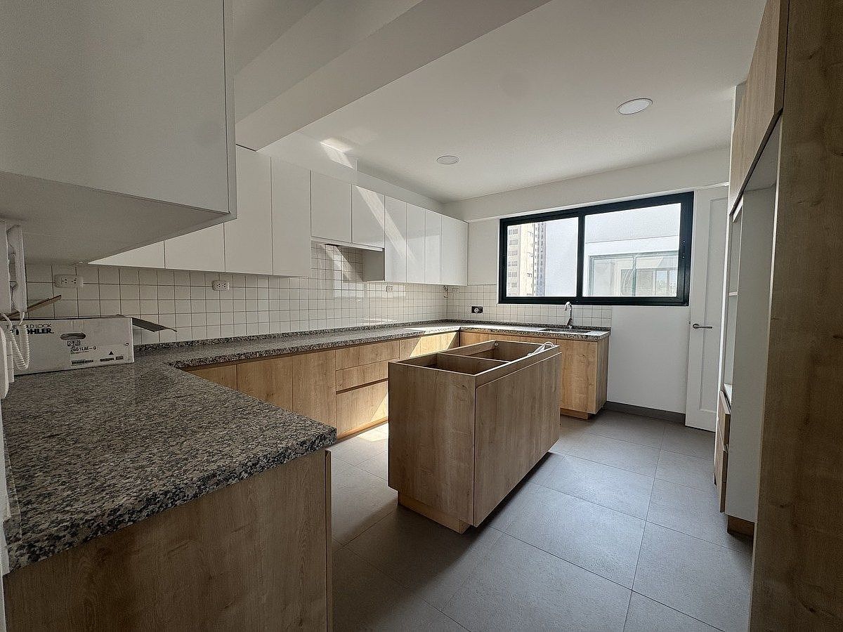 5 de 20: Cocina de buen formato con isla central.