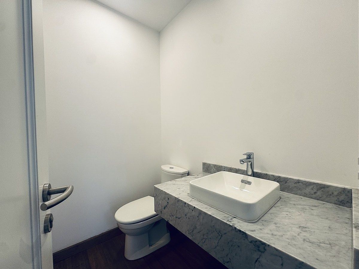 17 de 20: Baño visitas en 1er nivel.