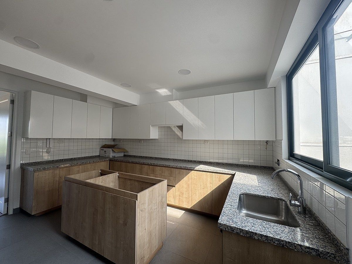 13 de 20: Cocina de buen formato con isla central.