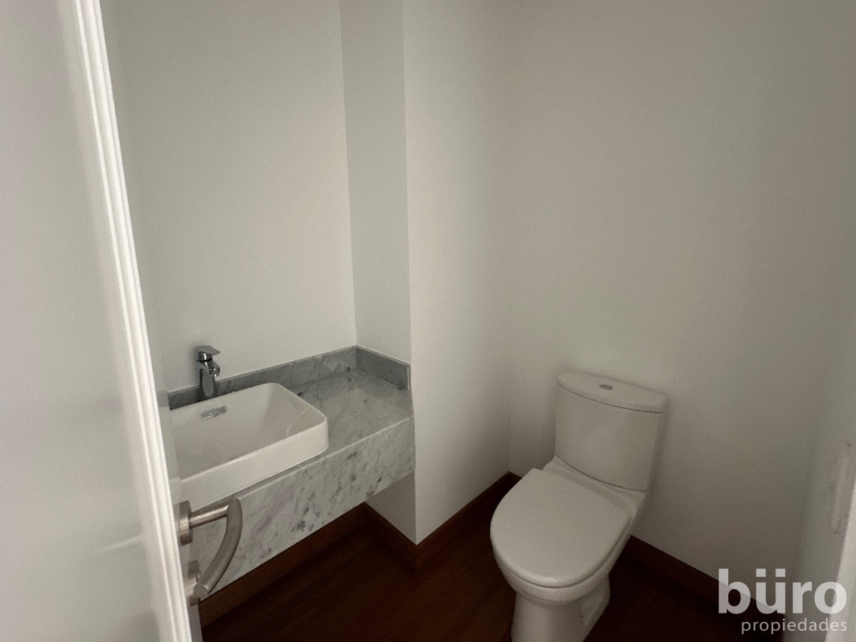 18 de 20: Baño visitas 2do nivel.