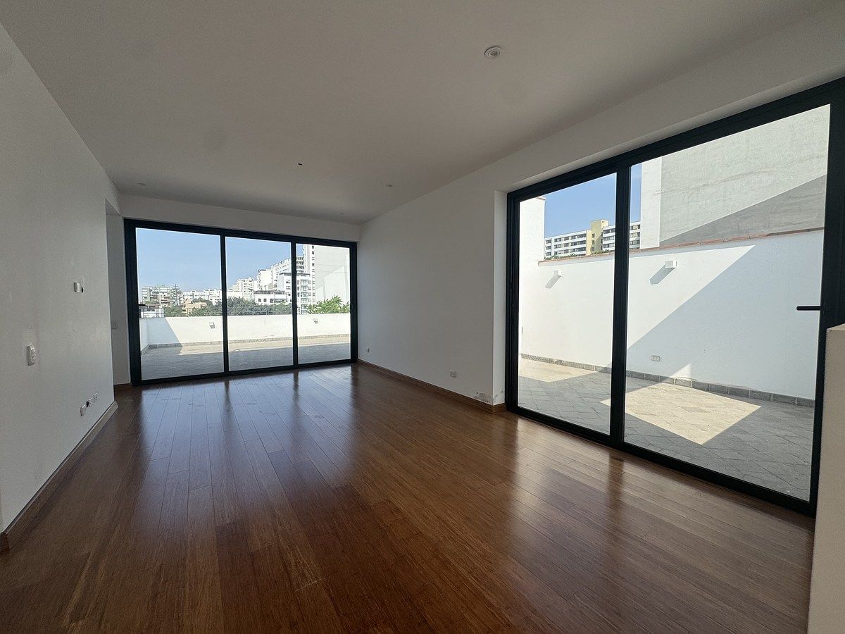 2 de 20: Sala de estar con acceso a la terraza en 2do nivel.