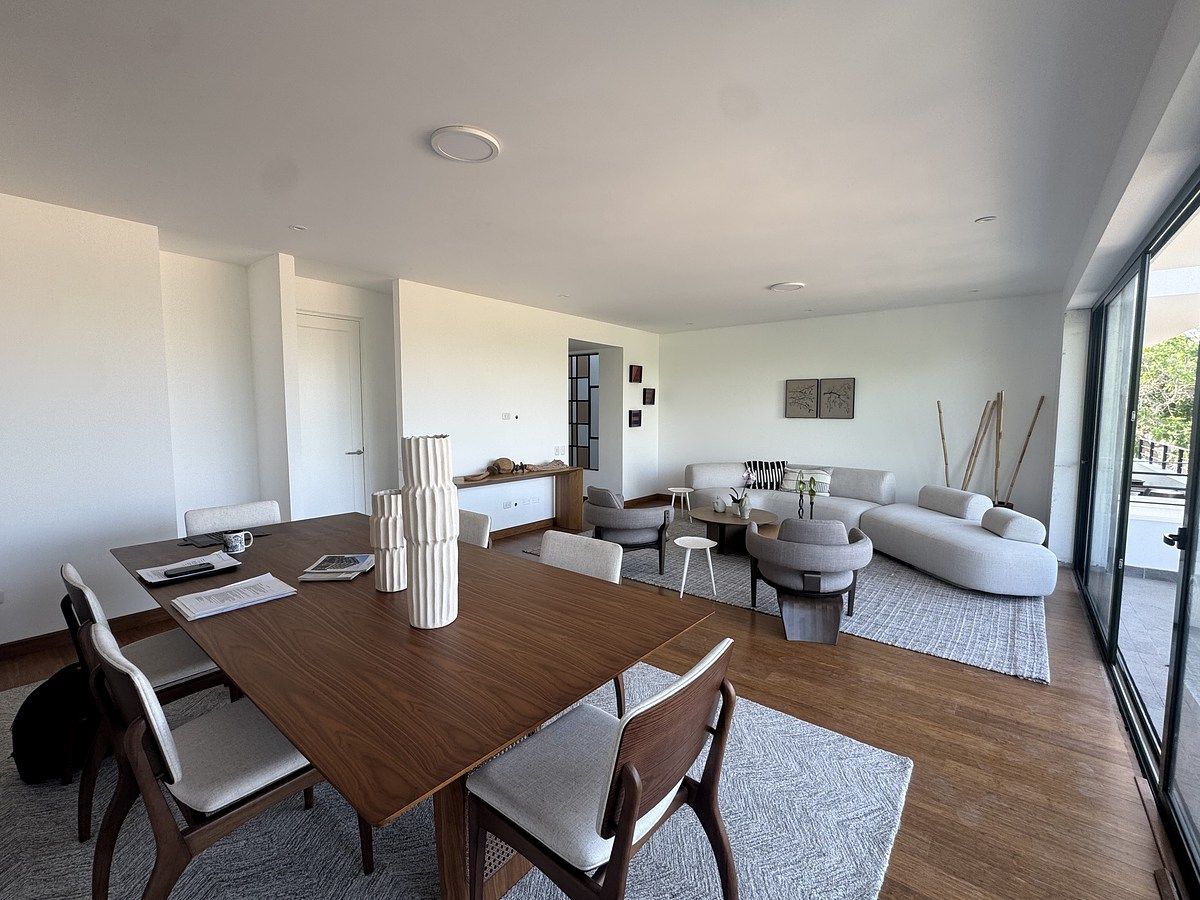 6 de 20: Comedor con sala principal y terraza. Muebles referenciales.