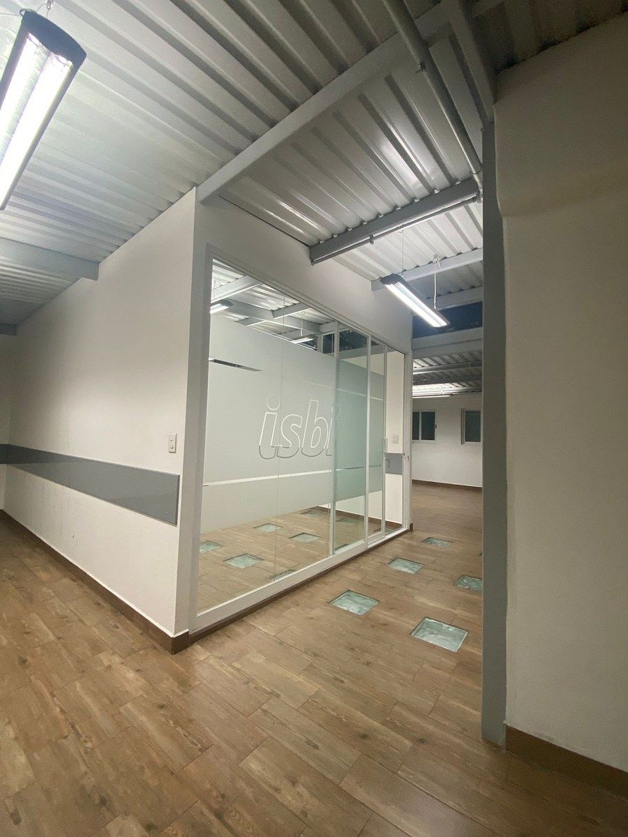 5 de 10: Hall con área de café y baño