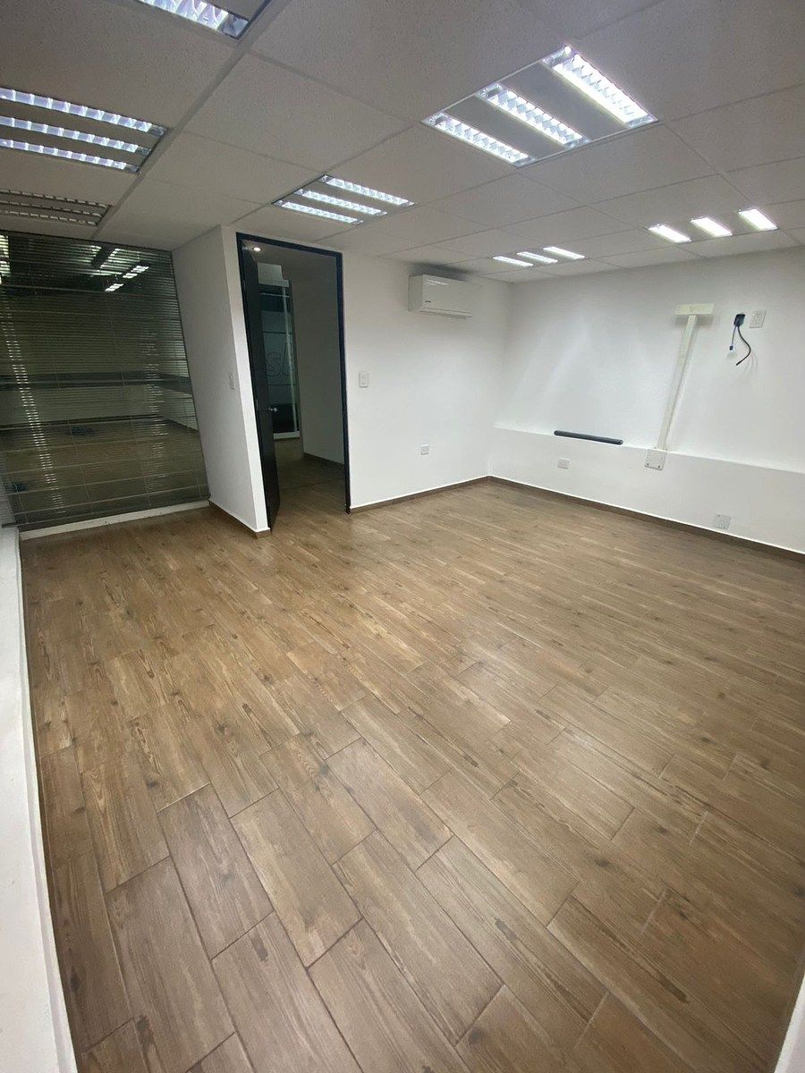 4 de 10: Oficina 4  con aire y soporte para pantalla