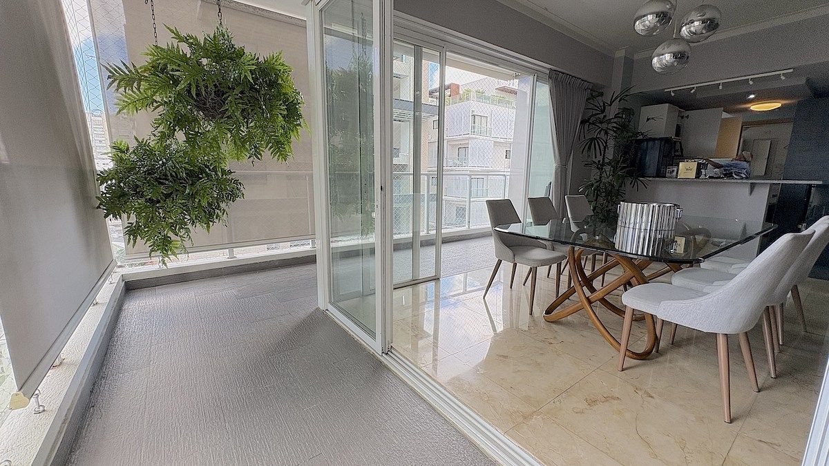 4 de 23: Balcón en forma de L con frente a la calle.