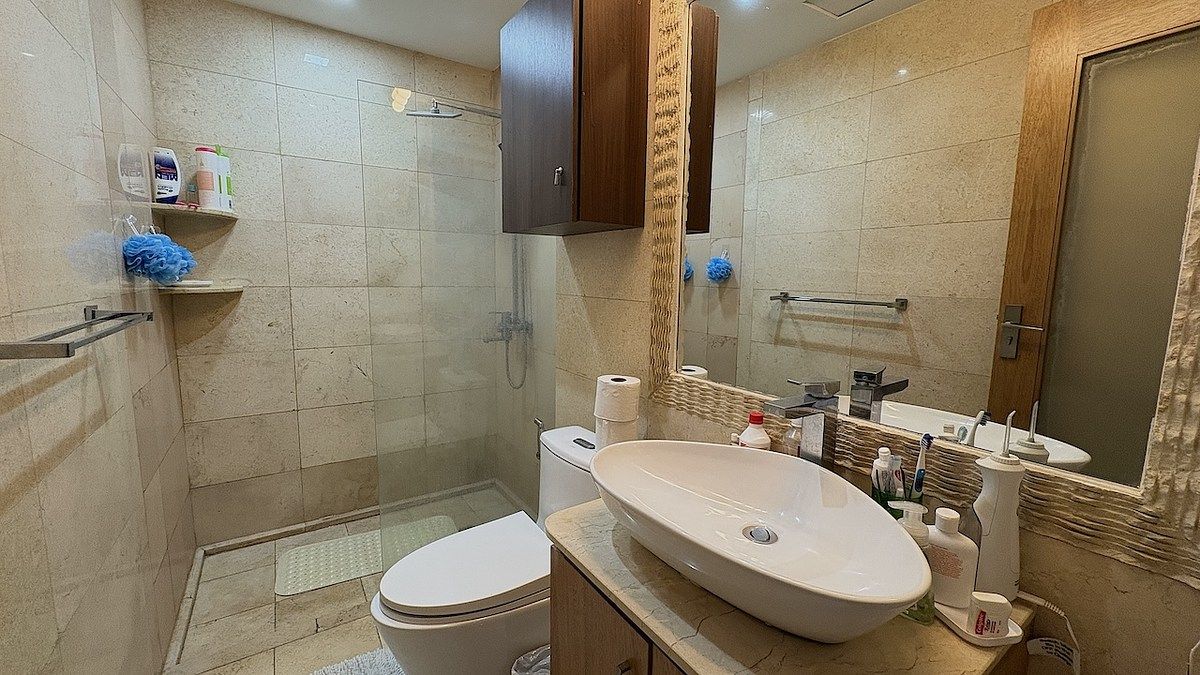 13 de 23: baños  habitación secundaria 1. Todos revestidos en mármol