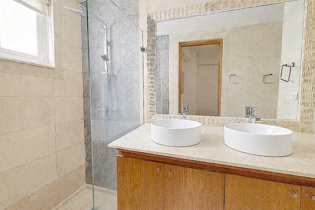 16 de 23: Baño principal con 2 lavamanos