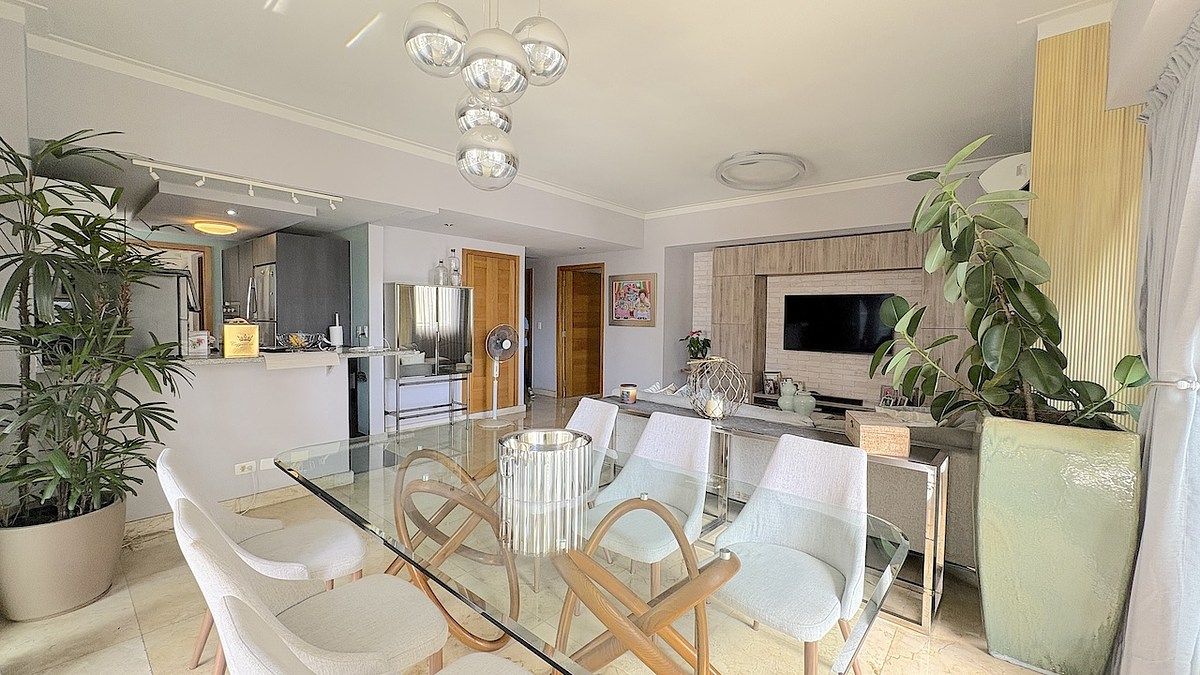 6 de 23: Area de comedor frente al desayunador de la cocina