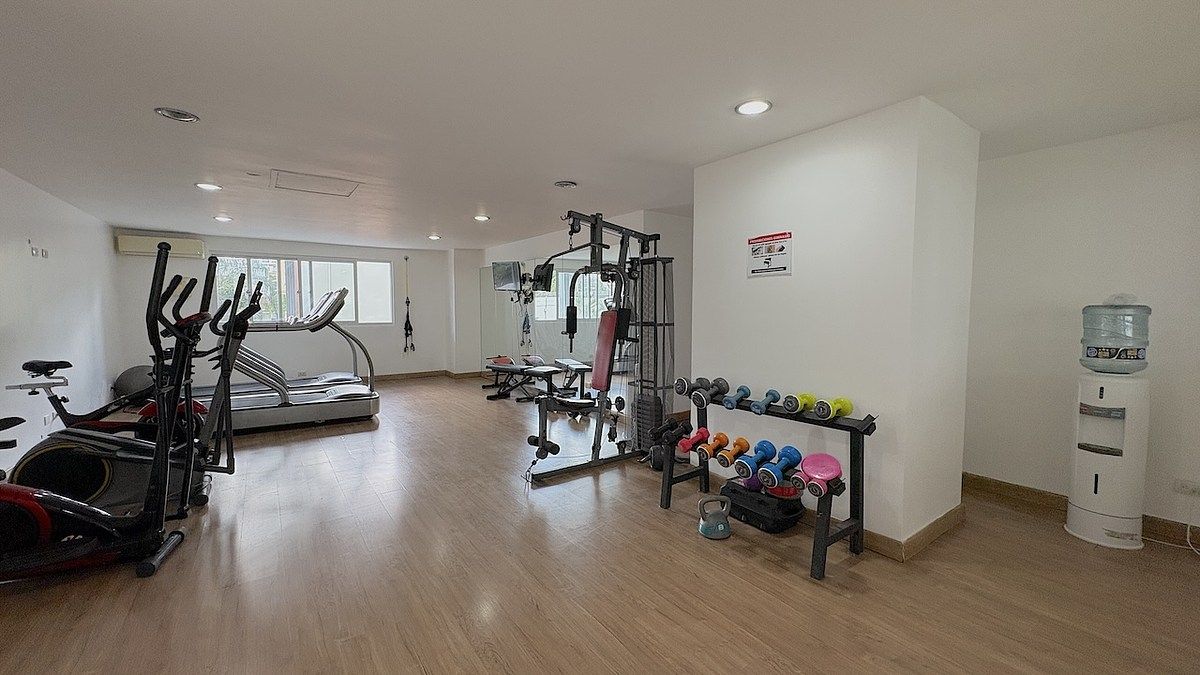 21 de 23: Gimnasio común equipado