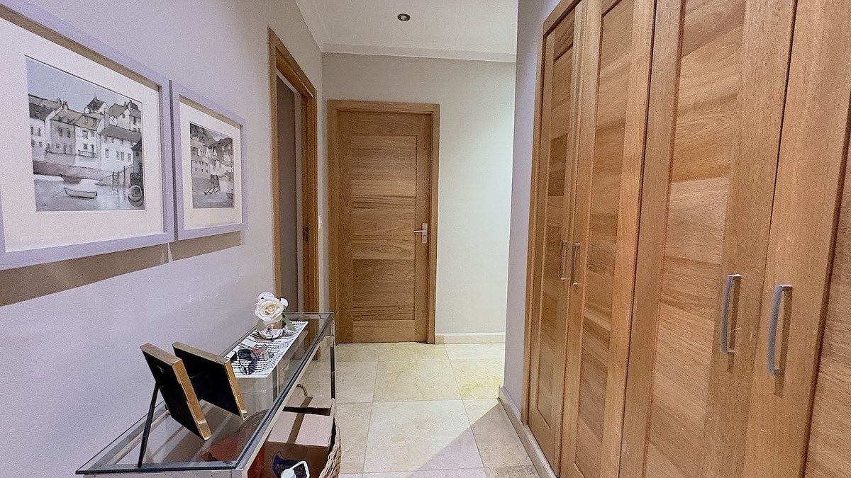 11 de 23: Pasillo de circulación entre las habitaciones de buen tamañ