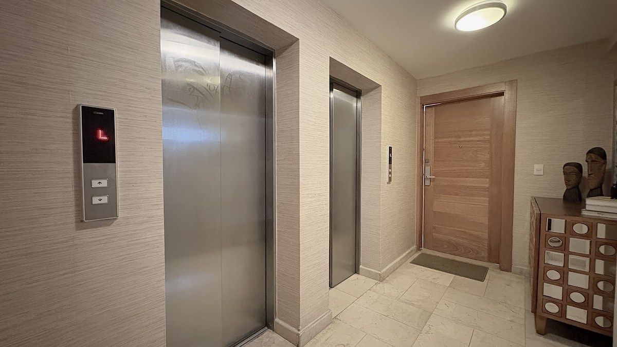 19 de 23: Dos elevadores