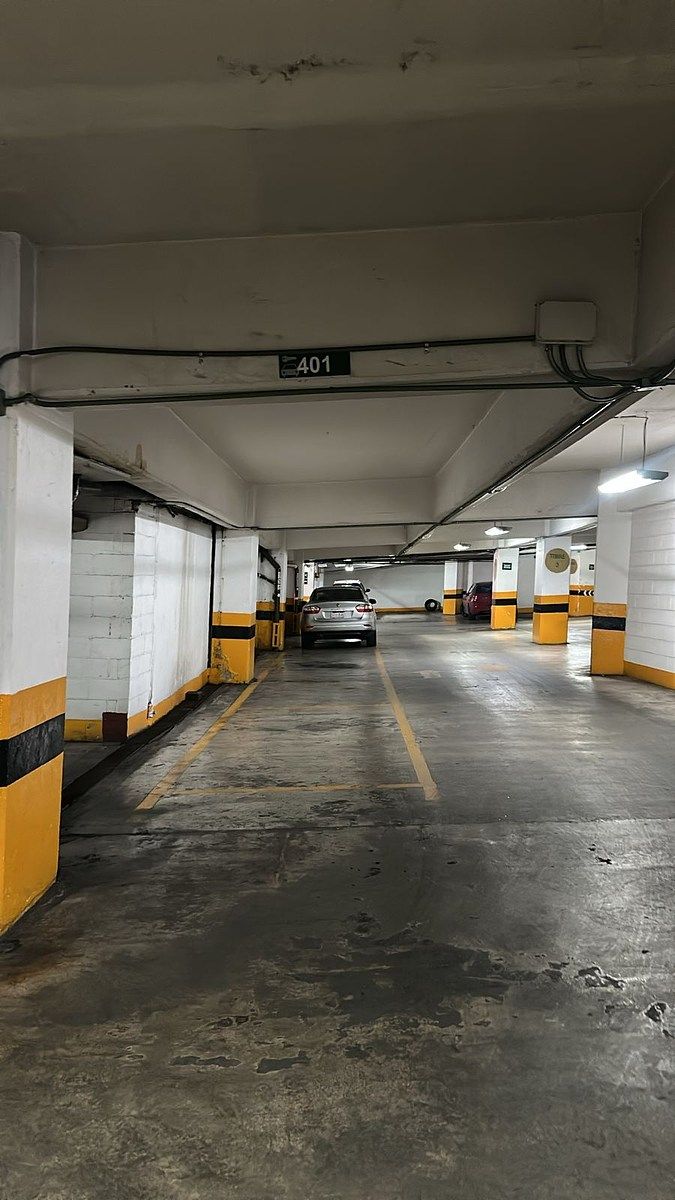 24 of 32: Estacionamiento
