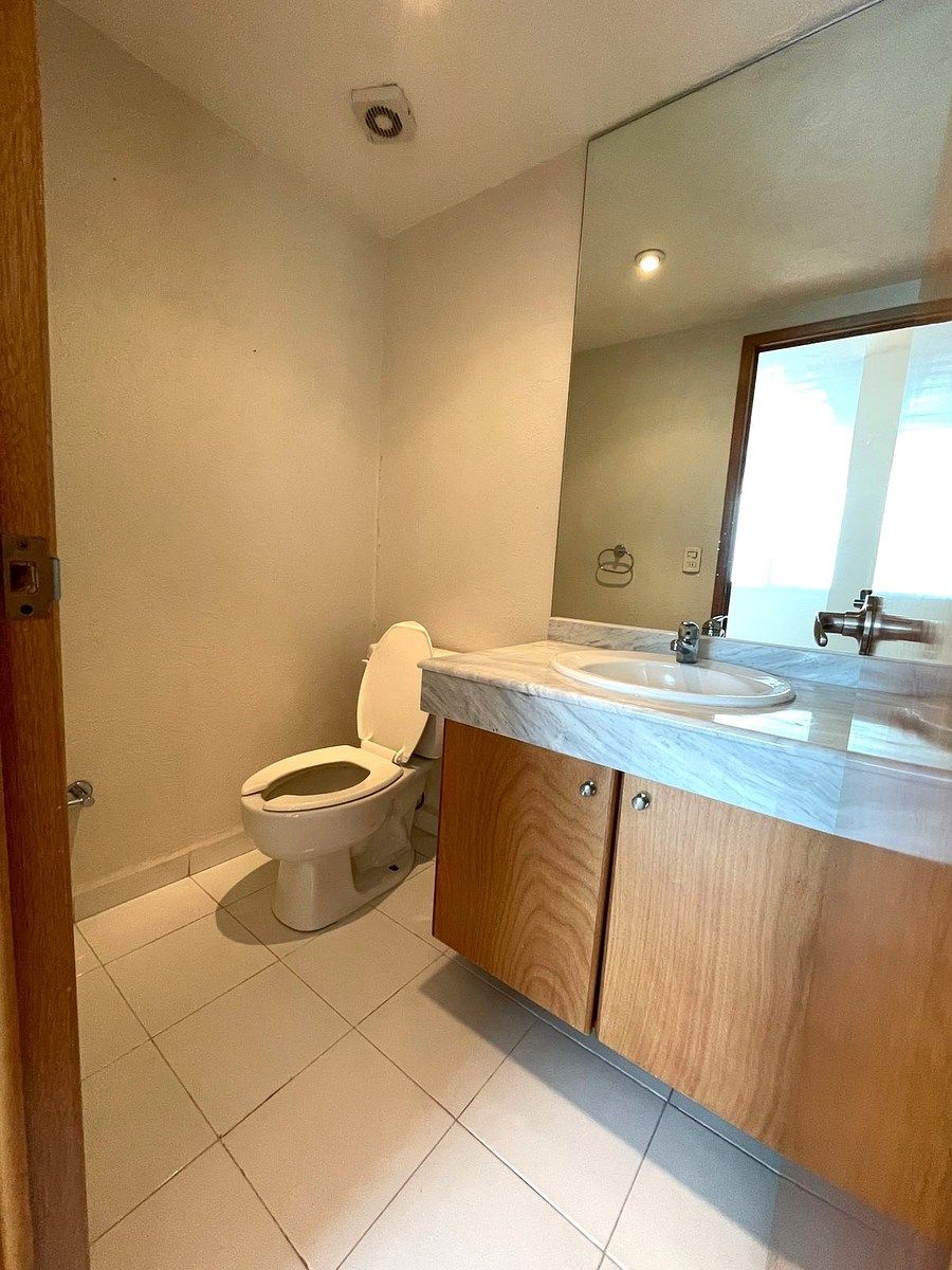 4 of 32: Baño de visitas