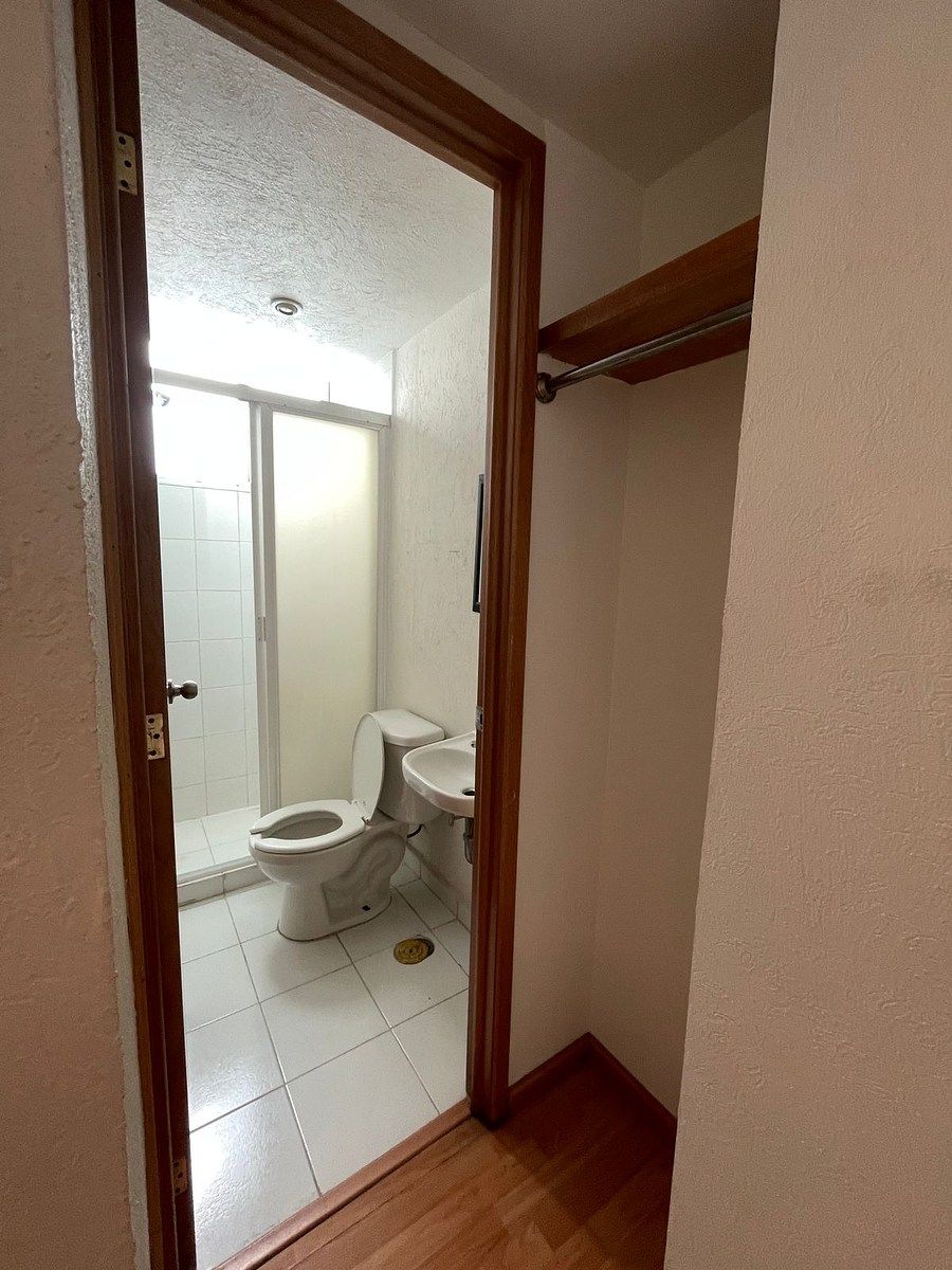 22 of 32: Baño de servicio